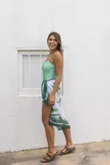 Traje de baño entero verde degradado con breteles finos.