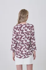 Camisa de manga larga con cuello mao y estampado paisley en tonos blanco, verde oliva y rosado. Presenta un calce holgado y bolsillos frontales.