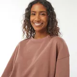 Camiseta color marrón con corte holgado, mangas cortas y cuello redondo.