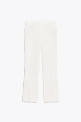 Pantalón blanco de tiro alto con corte flare.