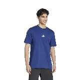 Remera azul de hombre, marca Adidas, con logo pequeño estampado en el pecho.