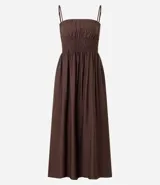 Vestido midi de viscosa certificada, color marrón oscuro, con escote recto y breteles finos. Presenta un canesú fruncido con efecto smock o lastex en el busto y falda de corte amplio.