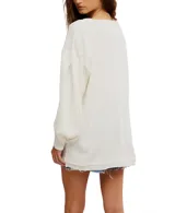 Buzo blanco de tejido waffle con escote en V y hombros caídos.