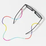 Correa para lentes con cuentas de cristal multicolor y terminales doradas.