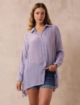 Camisa color beige claro, de corte recto y mangas 3/4 con botón para sujetar.