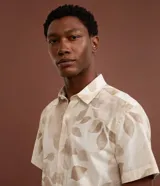 Camisa de manga corta con cuello inglés y estampado floral, corte comfort.