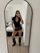 Shorts marrones con tachas, tiro alto y terminación desflecada.