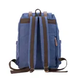 Mochila de tela canvas color verde oliva con tapa y detalles en símil cuero marrón. Cierre superior marinero, bolsillos internos, externos frontal, laterales y trasero con cierre. Asas rígidas, correas ajustables y espacio para laptop de 15".