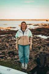 Campera color beige, blanco y verde agua con cierre frontal, cuello alto y puños elastizados.