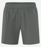 Bermuda deportiva color verde oliva, confeccionada en tejido tecnológico con toque leve y elástico. Cuenta con cintura elástica, cordón interno, bolsillos laterales y estampado reflectivo lateral.