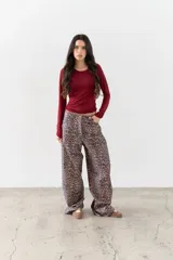 Pantalón de gabardina elastizada con estampado de leopardo, diseño holgado y cómodo.