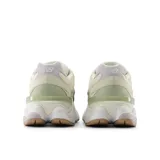 Championes New Balance 9060 unisex color verde oliva, con detalles en blanco y beige.