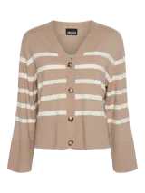 Cárdigan de punto color beige con rayas horizontales blancas, cuello en V, cierre con botones y mangas largas acampanadas.