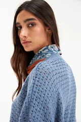 Sweater azul de tejido de punto con cuello en V.