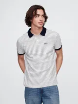 Remera polo de hombre Gap, a rayas horizontales blancas y azul marino. Cuello y mangas en azul marino. Logo de la marca bordado en el pecho.