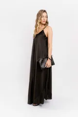Vestido largo de satén color gris oscuro, con breteles finos y escote en V.