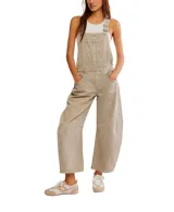 Jardinero de corte amplio color beige, con bolsillos en la delantera y en la parte del pantalón. Presenta un largo hasta los tobillos.
