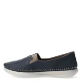 Zapato de mujer tipo slip-on color beige, con detalles de costuras y paneles de malla.