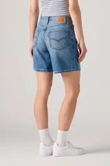 Short de jean celeste de corte recto y tiro alto.