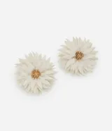 Caravanas tipo botón con forma de flor, con pétalos de poliéster en color beige y centro metálico con baño dorado.