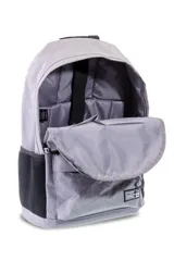 Mochila negra con compartimiento para laptop, con múltiples bolsillos y diseño moderno.