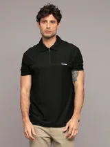 Chomba negra de manga corta con cuello polo y cremallera corta en el frente. Logo de Calvin Klein bordado en el pecho.