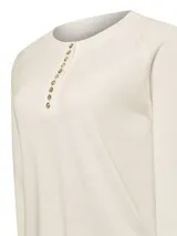 Sweater color crudo de lana con cuello redondo y abertura frontal con botones de madera.