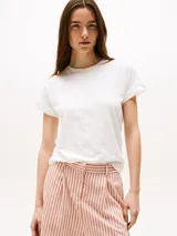 Remera blanca de algodón texturizado con mangas cortas con dobladillo.