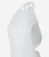Vestido midi blanco texturizado con lazos en el cuello, espalda descubierta y abertura lateral.