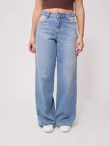 Pantalón de jean gris oscuro con efecto lavado, corte amplio y tiro alto.