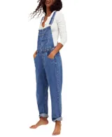 Jardinero de denim azul con silueta holgada, bolsillos delanteros, laterales y traseros, tirantes ajustables con enganche clásico y cierre lateral de botones.