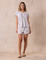 Conjunto de pijama de short y remera estampados, marca René Rofé. Remera de escote redondo con aplique de puntilla y detalle plisado. Short con cintura elastizada.