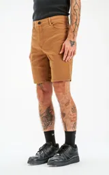 Bermuda color camel de corte clásico, con cintura con bragueta y botón metálico, calce regular, bolsillos delanteros y traseros.
