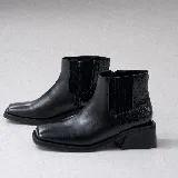Bota corta negra de cuero con elástico lateral, caña de 12 cm y taco de madera de 4 cm.