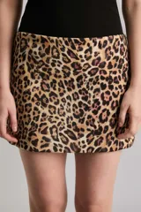 Minifalda animal print con calce slim y cierre lateral invisible.