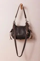 Bolso hobo pequeño de cuero color marrón oscuro con correa de hombro ajustable y removible, cierre magnético tipo solapa, bolsillos interiores con cremallera y compartimentos adicionales.