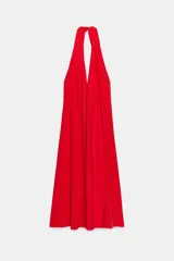 Vestido midi rojo con cuello halter y escote pico. Cierre en espalda con lazada.