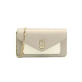 Cartera Marc Jacobs modelo The Longshot Chain Wallet, color gris claro con solapa inferior en blanco. Tiene correa de cadena dorada extraíble, logo J Marc en el frente, funda para billetes, ocho ranuras para tarjetas y dos bolsillos deslizantes.