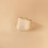 Anillo ancho de plata 925 con forma irregular. Diseño moderno y minimalista.