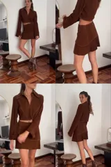 Campera corta marrón de gamuza suave con mangas acampanadas y costuras a la vista.