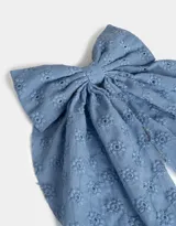 Hebilla francesa para el pelo color celeste con moño grande de tela bordada con flores.