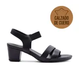 Sandalias de cuero negro con taco bloque bajo, tiras anchas sobre el empeine y pulsera elástica al tobillo.