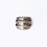 Anillo ancho de plata y oro con circonias.