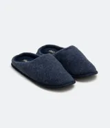 Pantuflas cerradas de poliéster color azul marino, con plantilla y forro de poliéster y suela de goma termoplástica.