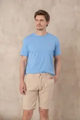 Remera lisa color rosa con logo bordado en el pecho, confeccionada en 100% algodón.