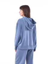 Buzo hoodie negro de corte holgado.