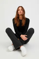 Pantalón jean negro de corte ancho y calce medio.