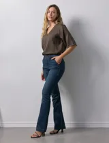 Jean elastizado de tiro medio y pierna bootcut. Pretina con pasadores, botón y cierre. Delantera con bolsillos inclinados, trasera con bolsillos simulados.