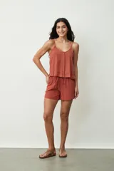 Short negro de tiro alto con cordón ajustable en la cintura y bolsillos laterales. Presenta un corte holgado y ruedos redondeados.