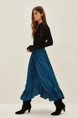 Falda larga de corte fluido en color azul petróleo, con cintura ancha elástica tipo smock y un volado amplio en el ruedo.